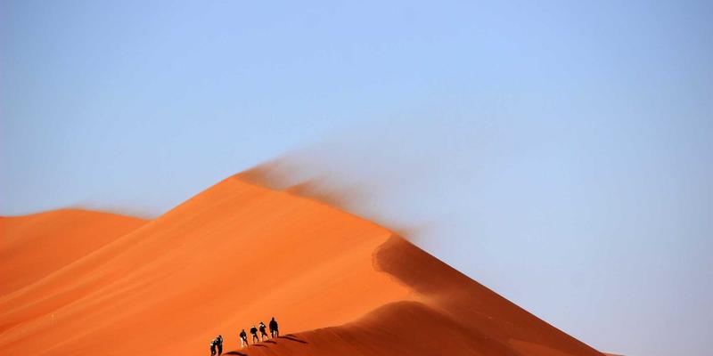 突破NFV性能天花板：从硬件加速到智能编排的实战演进